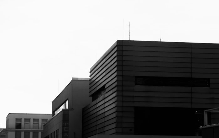 Five Friends Erkunden Moderne Architektur: Schwarz-Weiß-Fotografie Zeitgenössischer Gebäude