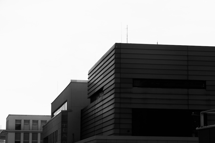 Five Friends Erkunden Moderne Architektur: Schwarz-Weiß-Fotografie Zeitgenössischer Gebäude
