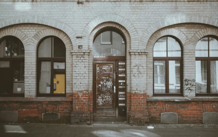 Home 12 Street-Art an verwitterter Stadtfassade