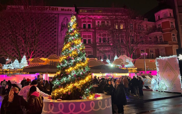 Home 13 Heavenue Mercado Navideño de Colonia: Gran Árbol de Navidad Decorado con Luces de Colores y Puestos del Mercado Navideño