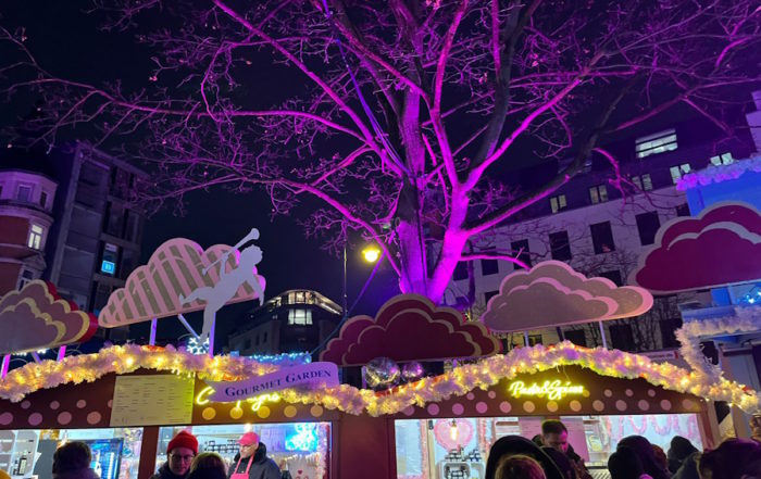 Heavenue Weihnachtsfestival: Gourmet Garden Essensstand mit Rosa Beleuchtung und Wolken-Dekorationen auf dem Kölner Markt