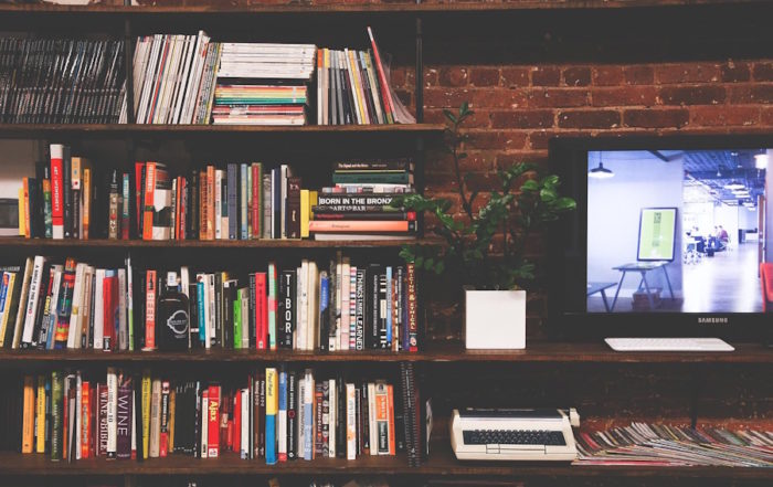 Home 14 Capital de la Televisión: Espacio de trabajo moderno con pantalla y biblioteca multimedia