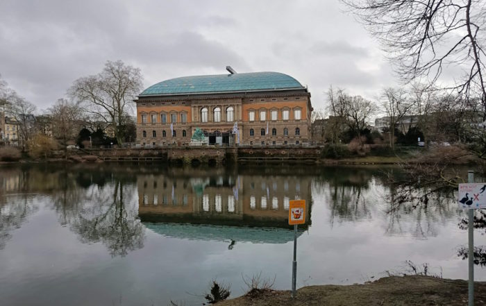 K21 Vista del parque del museo con la escultura de la fuente del Padre Rin en Kaiserteich