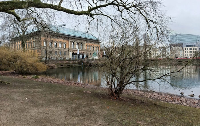 K21 Düsseldorf Stadtansicht mit Rheinturm Blick vom Museumpark